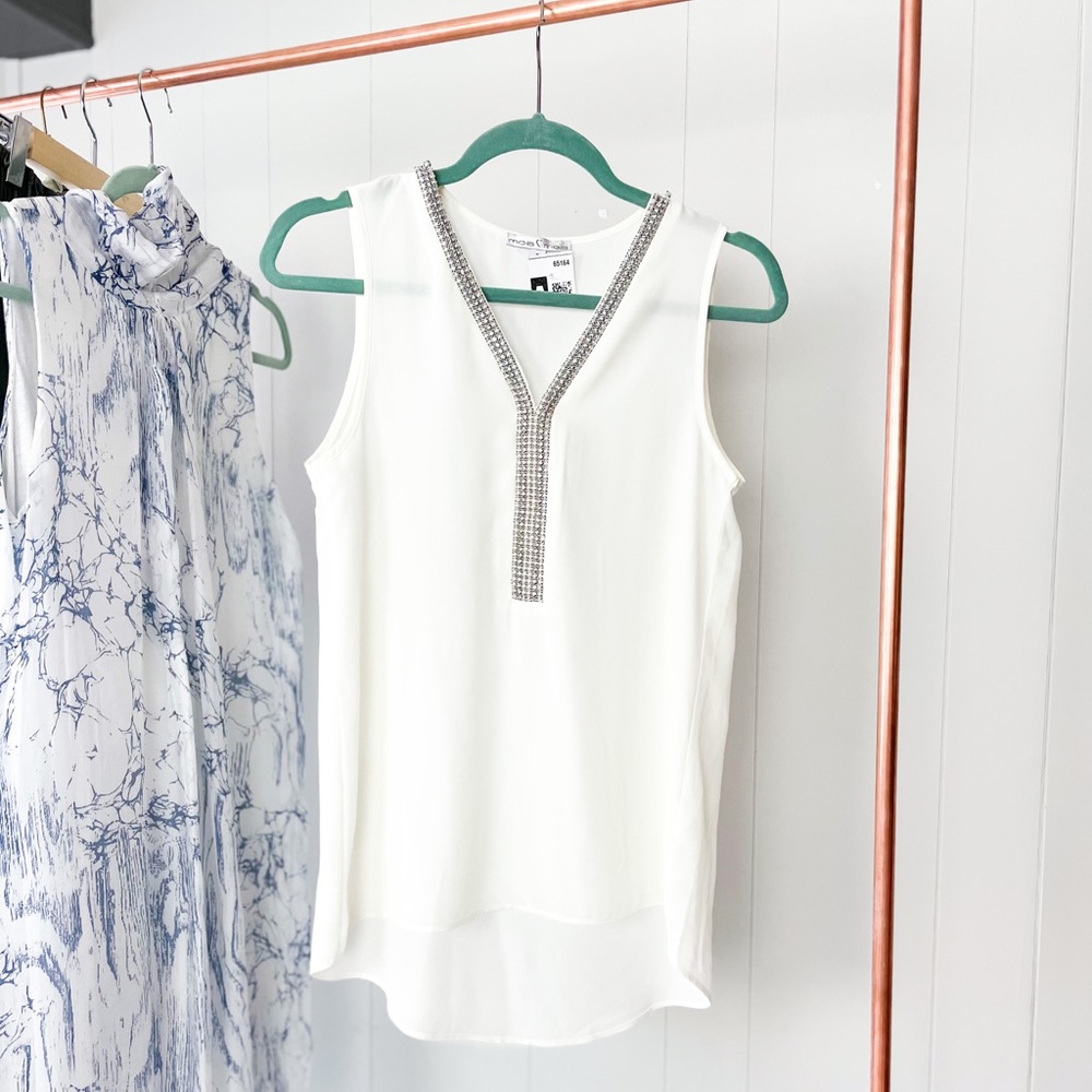 NEW! Sleeveless Moa Moa Blouse